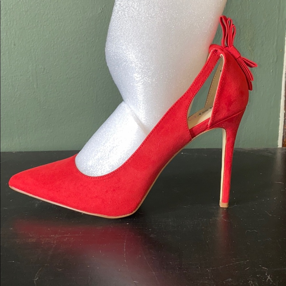 Pink pumps